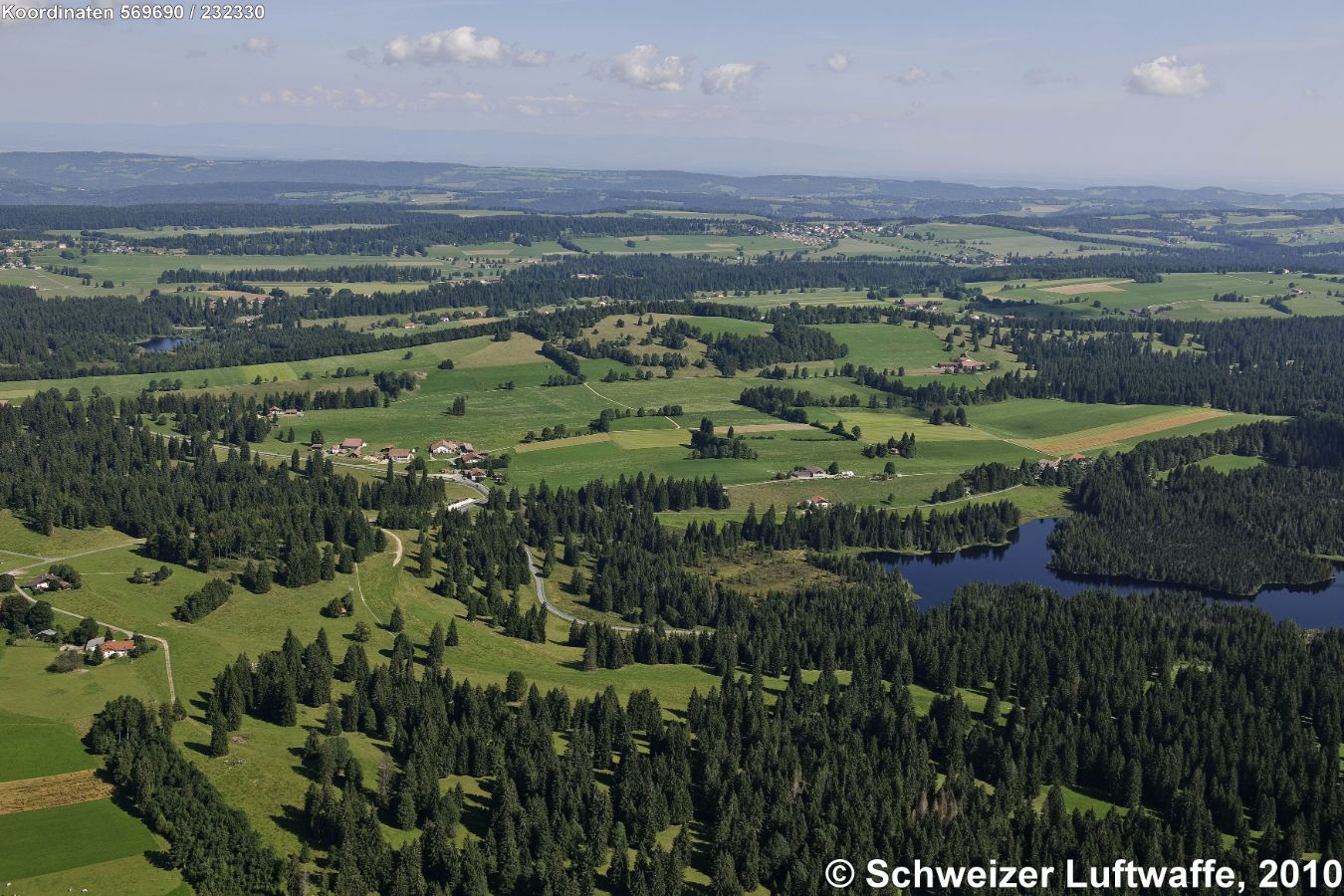 Freiberge, Etang de la Gruère, Siedlung 'La Theurre' (Position 2'569'685.00, 1'232'376.25). Bildmitte links: Etang des Royes. Siedlung ganz hinten Mitte: Montfaucon